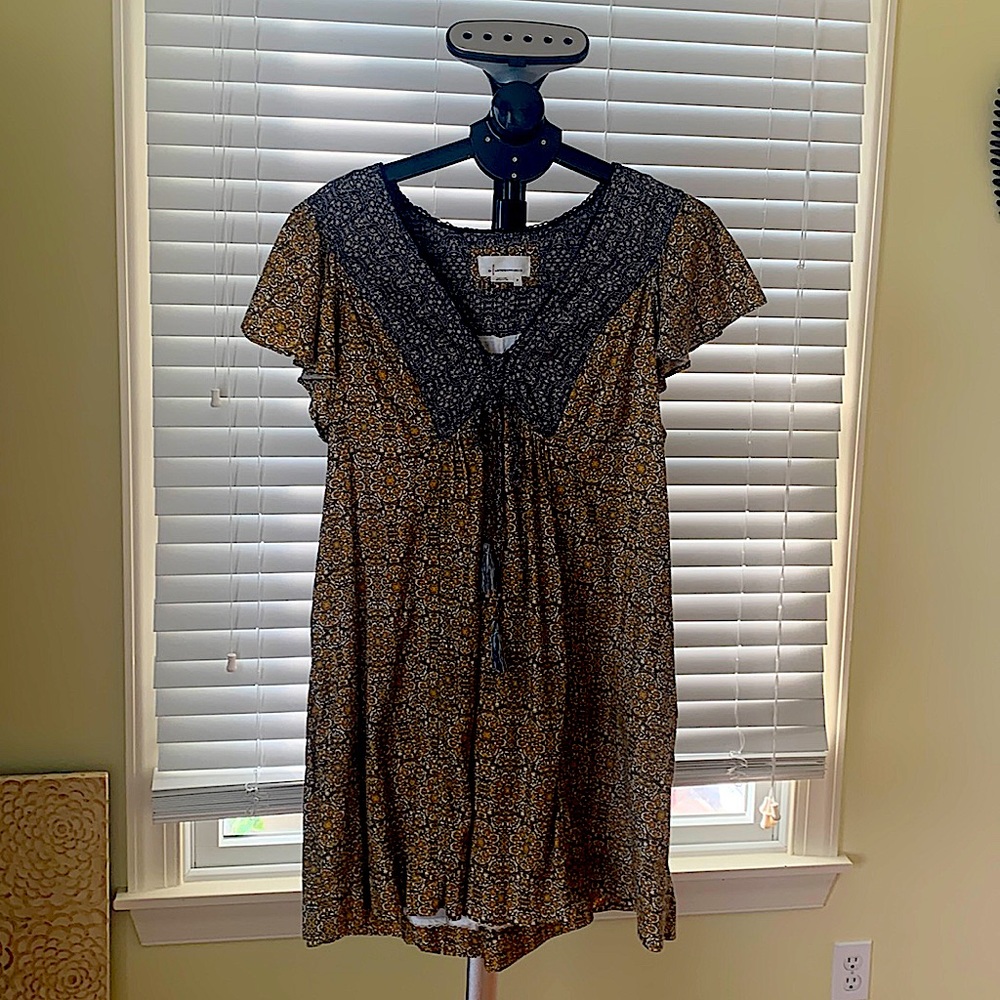This is an anthropology sundress fully lined no flaws, barely worn size, medium